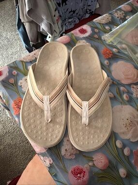 Orthaheel ISLAND TIDE 9 Tan Gold Vionic Orthotic Flip Flops